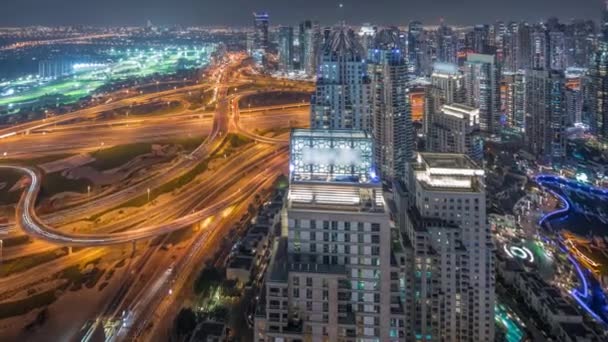Dubai marina y los rascacielos JLT a lo largo de Sheikh Zayed Road timelapse noche aérea. — Vídeos de Stock