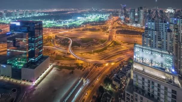 Enorme kruising tussen het JLT district en Dubai Marina nachtelijke tijdspanne. — Stockvideo