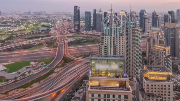 Dubai marina och JLT skyskrapor längs Sheikh Zayed Road antenn dag till natt timelapse. — Stockvideo