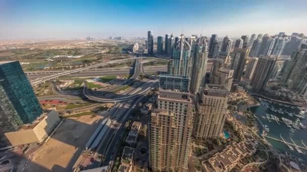 Dubai marina y los rascacielos JLT a lo largo de Sheikh Zayed Road timelapse aéreo. — Vídeos de Stock