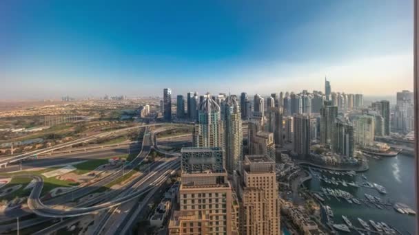 Dubai jachthaven en JLT wolkenkrabbers langs Sheikh Zayed Road luchtfoto tijdspanne. — Stockvideo