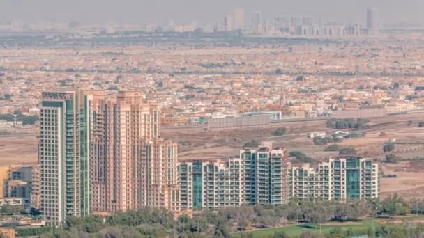 Widok z lotu ptaka na obszar zielonej dzielnicy timelapse z przystani w Dubaju. — Wideo stockowe