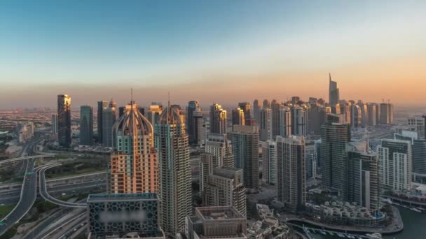 Dubai marina і JLT skyscrapers уздовж Шейх Заєд Роуд день у ніч timelapse. — стокове відео