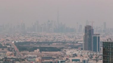 Dubai Şehir Merkezi gökdelenler silsilesi en uzun gökdelen günü ile gece zamanı arasında. BAE