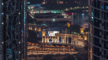 Dubai İnternet Şehir Gölü ve Binaları 'nın hava görüntüsü gece zaman ayarlı