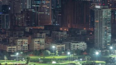 Dubai marinasından yeşilliklerin ve Al Barsha tepelerinin hava manzarası..