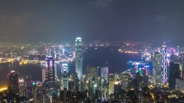 Geceleri Victoria Limanı ve gökdelenleriyle Hong Kong şehrinin gökyüzü zaman çizelgesi