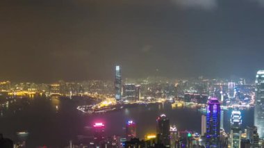 Geceleri Victoria Limanı ve gökdelenleriyle Hong Kong şehrinin gökyüzü zaman çizelgesi