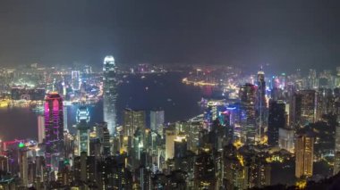 Geceleri Victoria Limanı ve gökdelenleriyle Hong Kong şehrinin gökyüzü zaman çizelgesi