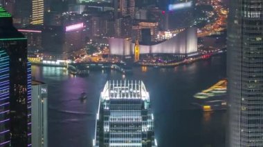 Geceleri Victoria Limanı ve gökdelenleriyle Hong Kong şehrinin gökyüzü zaman çizelgesi
