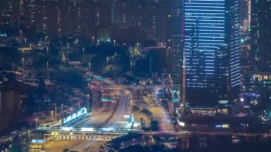 Geceleri Victoria Limanı ve gökdelenleriyle Hong Kong şehrinin gökyüzü zaman çizelgesi