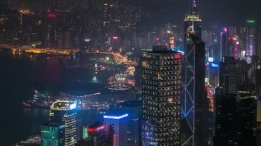 Geceleri Victoria Limanı ve gökdelenleriyle Hong Kong şehrinin gökyüzü zaman çizelgesi