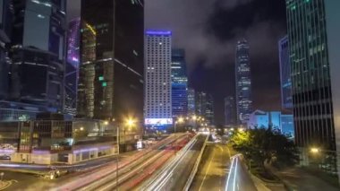 Geceleri yoğun trafik saatleri olan Hong Kong İş Bölgesi.