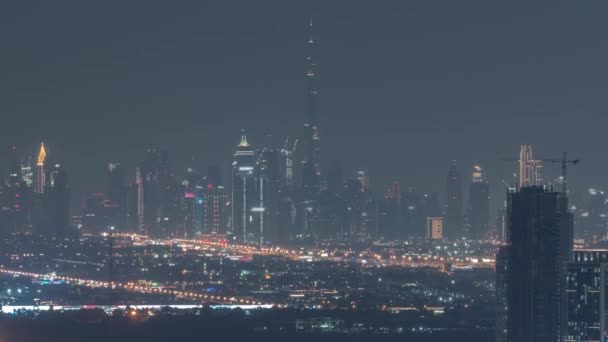 Dubai Downtown rząd drapaczy chmur z najwyższą wieżą antenową nocy timelapse. ZEA — Wideo stockowe