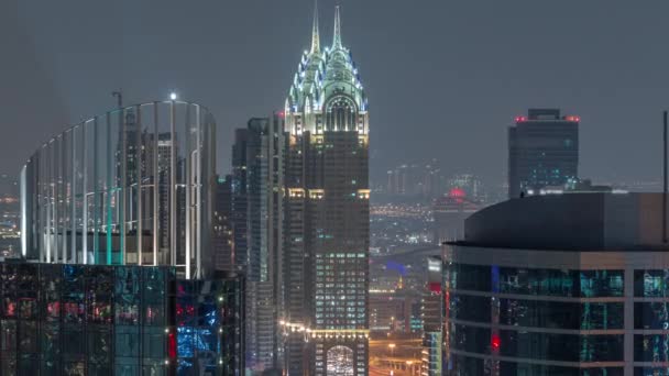 Luftaufnahme der Medien Stadt und al Barsha Höhen Bezirk Gebiet Nacht Zeitraffer von Dubai Marina. — Stockvideo