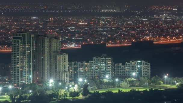 Vue aérienne de la zone du quartier des verts timelapse nocturne de la marina de Dubaï. — Video