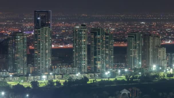 Widok z lotu ptaka obszar zielonej dzielnicy noc timelapse z przystani w Dubaju. — Wideo stockowe