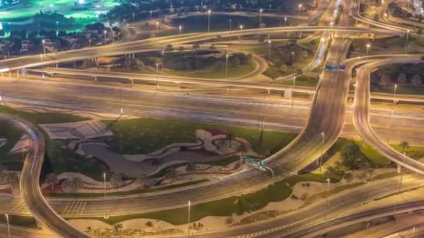 Ogromne skrzyżowanie autostrady między dzielnicą JLT i Dubai Marina nocy timelapse. — Wideo stockowe