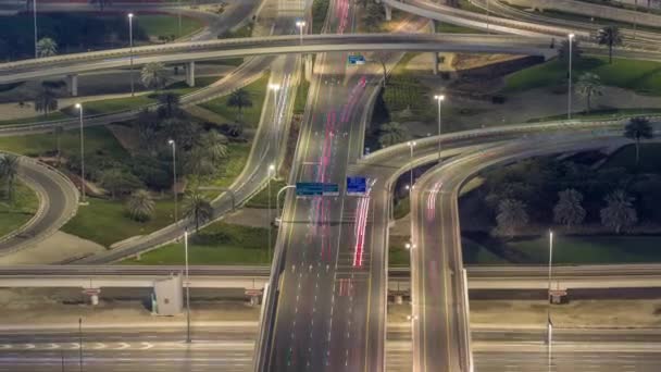 Enorme cruce de carreteras entre el distrito JLT y Dubai Marina noche timelapse. — Vídeo de stock