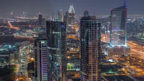 Vista aérea de la ciudad de los medios de comunicación y la noche de la ciudad de Internet timelapse desde el puerto deportivo de Dubai. — Vídeo de stock