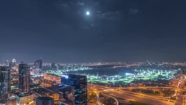 Obrovský dálniční křižovatka mezi čtvrtí JLT a Dubai Marina noční timelapse. — Stock video