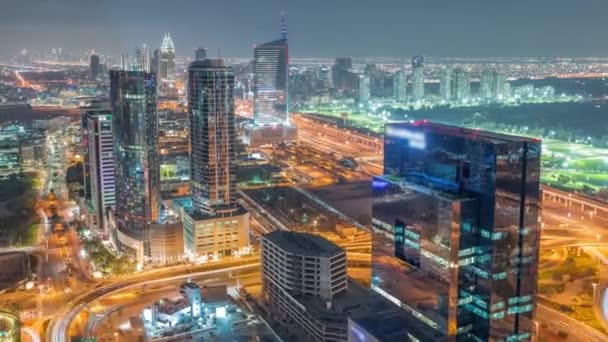 Luchtfoto van mediastad en al barsha hoogten district gebied nacht timelapse van Dubai jachthaven. — Stockvideo