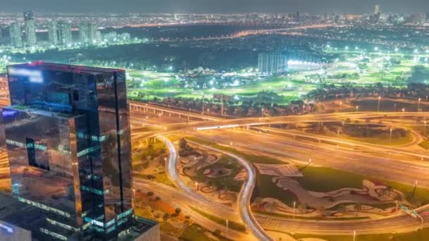 Hatalmas autópálya kereszteződés a JLT körzet és a Dubai Marina éjszakai időeltolódása között. — Stock videók