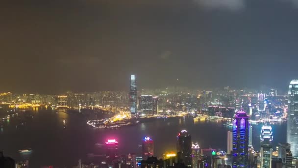 香港シティスカイラインビクトリアハーバーと高層ビルと夜の空中時間経過 — ストック動画