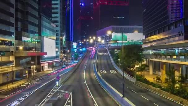 Hong Kong üzleti negyedében forgalmas forgalom időeltolódás éjszaka. — Stock videók