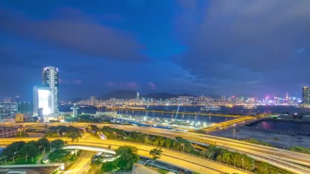 Hongkongs Skyline Tag und Nacht, Luftaufnahme von der Bucht im Stadtzentrum im Zeitraffer — Stockvideo