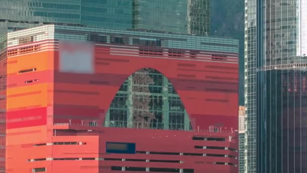 City office wieże i centrum handlowe z portu w Hongkongu timelapse. — Wideo stockowe