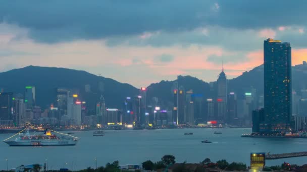 Hong Kong van dag tot nacht, vanuit de lucht gezien vanuit Kowloon Bay downtown timelapse — Stockvideo