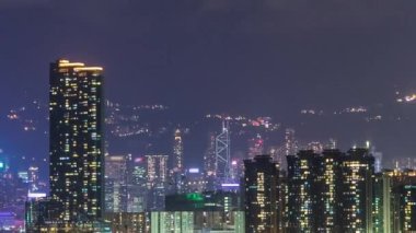 Geceleri Hong Kong 'un en iyi manzarası, Kowloon Körfezi şehir merkezinden hava manzarası.