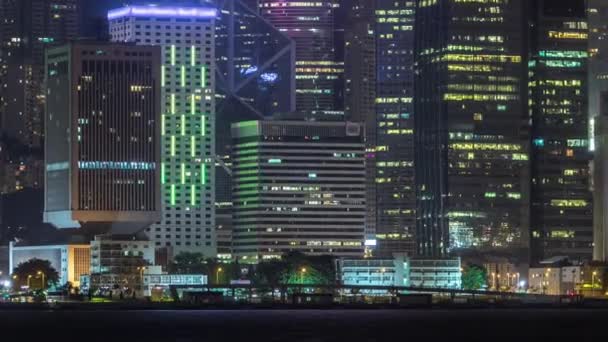 Hong kong Nacht Ansicht der Skyline mit Reflexionen am Viktoria-Hafen Zeitraffer — Stockvideo