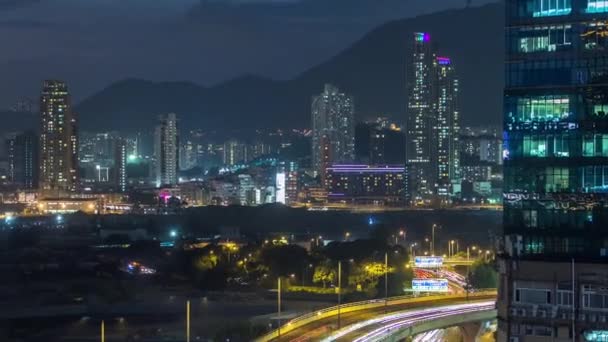 Pohled shora busy provozu v noci v městských financí timelapse, město hong kong — Stock video