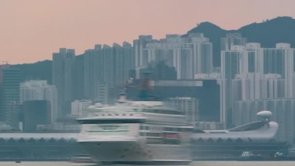 Hong Kong skyline in de ochtend over Victoria Harbour timelapse. — Stockvideo