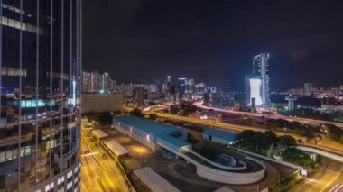 Şehirdeki yoğun trafik gecelerinin hava görüntüsü. Şehir binalarının panoraması, Hong Kong şehri.