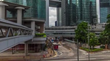 Hong Kong Üstgeçit Merkezi timelapse hyperlapse içinde. Yerli halk ve turistler köprülerine şehir sokakları geçmeye kullanın.
