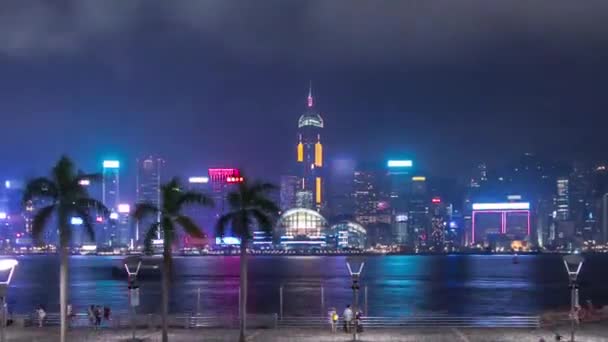 Hong Kong ορίζοντα της πόλης τη νύχτα πάνω από το λιμάνι Victoria με σαφείς ουρανό και αστικών ουρανοξύστες timelapse hyperlapse. — Αρχείο Βίντεο