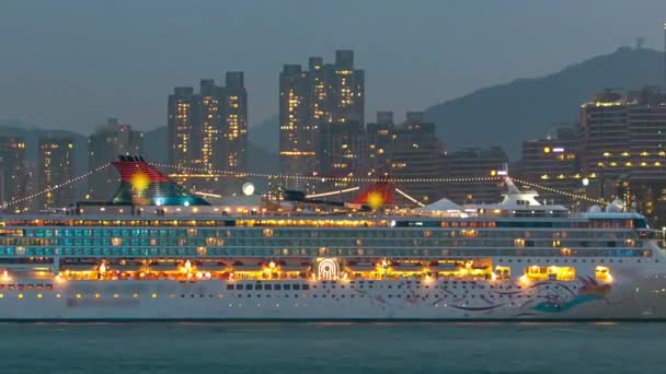 Skyline-Panorama-Zeitraffer von Tag zu Nacht mit Türmen und Schiff in West Kowloon, Hongkong. — Stockvideo