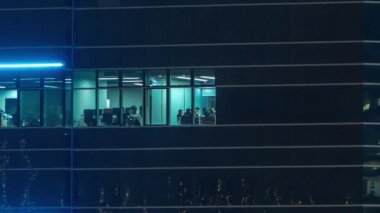 Modern şehir ofis binasındaki pencereler gece zaman ayarlı.