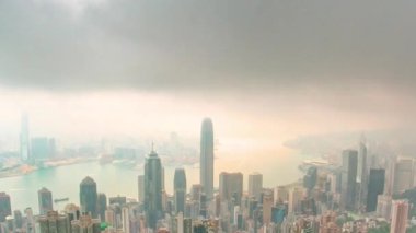 Victoria Peak zamanından Hong Kong 'un ünlü manzarası. Kowloon Körfezi üzerinde renkli bulutlarla gün doğumu.