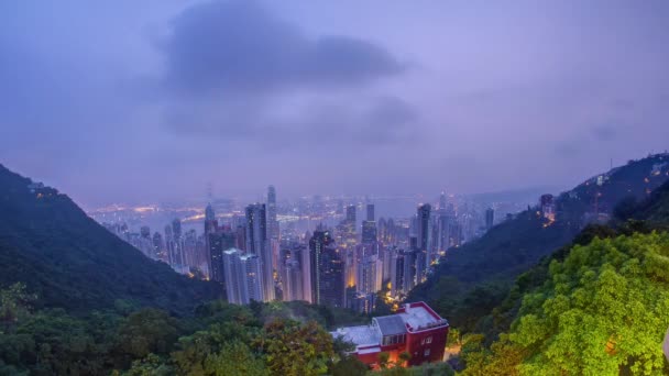 La famosa vista de Hong Kong desde Victoria Peak noche a día timelapse. — Vídeos de Stock