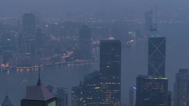 Знаменитый вид Гонконга с Виктории Пик ночью на день. — стоковое видео