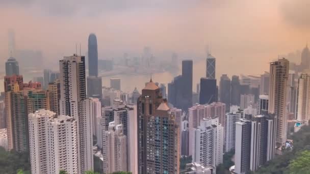 A híres kilátás-ból Hong Kong-ból Viktória csúcs TimeLapse. Venni napkelte, míg a nap mászik át Kowloon Bay. — Stock videók
