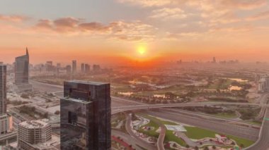 Medya şehri yakınlarındaki otoyol kavşağında gün doğumu ve Dubai marinasından Al Barsha Tepeleri bölge zaman dilimi..