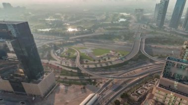 Dubai marinası ve JLT gökdelenleri Şeyh Zayed Yolu üzerindeki hava zaman aralığı..