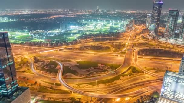 Obrovský dálniční křižovatka mezi čtvrtí JLT a Dubai Marina noční timelapse. — Stock video