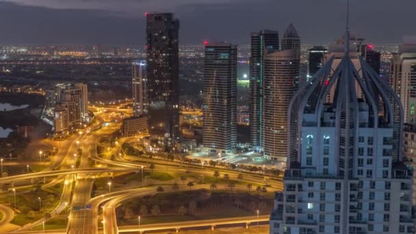 Enorma vägkorsning mellan JLT-distriktet och Dubai Marina natt till dag timelapse. — Stockvideo