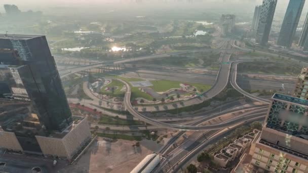 Dubai marina y los rascacielos JLT a lo largo de Sheikh Zayed Road timelapse aéreo. — Vídeo de stock